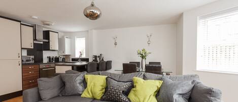 슈피리어 아파트, 침대(여러 개) | 거실 공간 | LCD TV, 넷플릭스