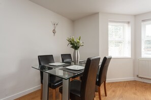 Superior Apartment, Multiple Beds | In-room dining