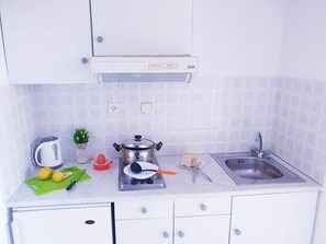 ห้องเบสิกดับเบิล, วิวสวน | ครัวขนาดเล็กส่วนตัว | ตู้เย็น, เตาประกอบอาหาร, กาต้มน้ำไฟฟ้า, เครื่องครัว/จาน/ช้อนส้อม
