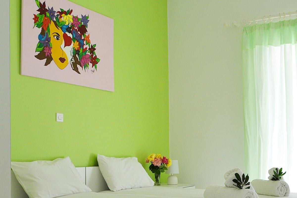 Basic Double Room, Garden View | Living area