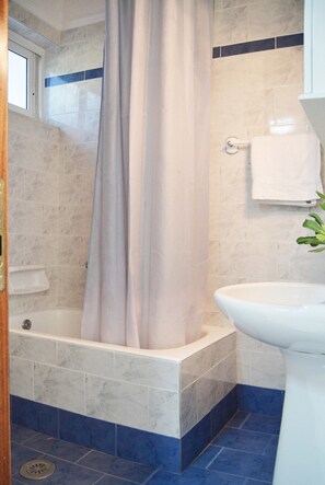 Chambre de base double, vue sur le jardin | Salle de bain | Baignoire, articles de toilette (gratuits), serviettes fournies