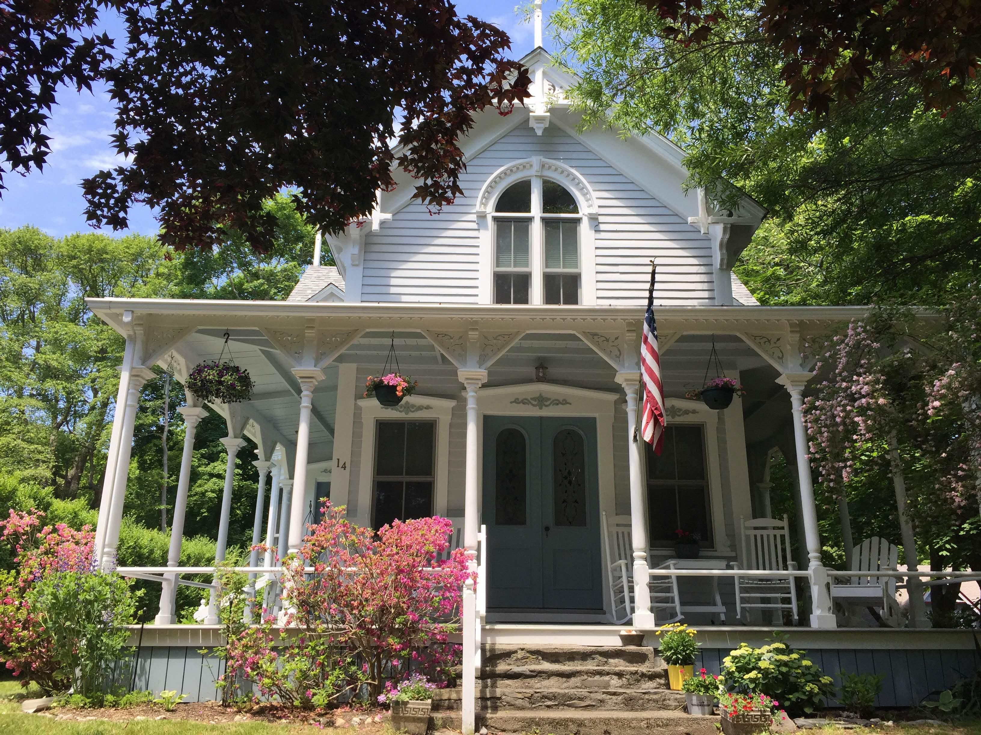 New England Cottage by the Bay, Wrap-Around Porch, Access to a Shell Beach