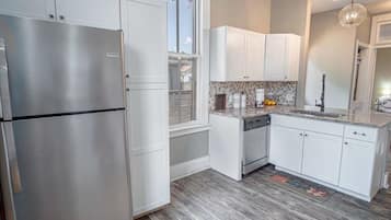 Køleskab, mikrobølgeovn, ovn, kogeplade