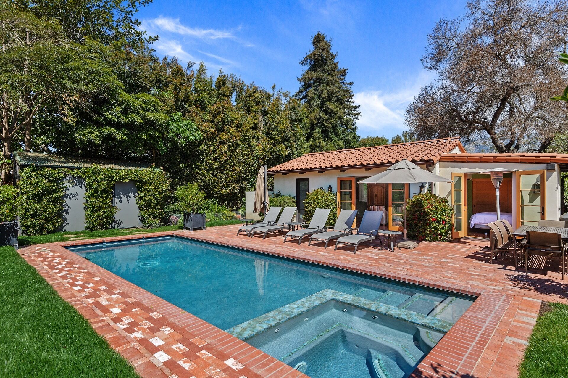 Premium Location Heated Pool & Hot Tub walk to Lower Village