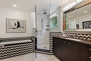 Douche, sèche-cheveux, serviettes fournies