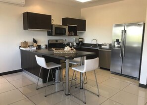 อพาร์ทเมนท์ | ครัวส่วนตัว | ตู้เย็นขนาดใหญ่, ไมโครเวฟ, เตาอบ, เตาประกอบอาหาร