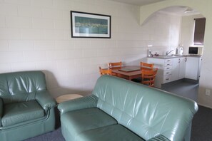 Two Bedroom Unit | Private kitchen | Fridge, microwave, stovetop, electric kettle - Culverden Court Motel (Culverden)
