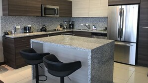 Appartement | Cuisine privée | Cafetière-théière, réfrigérateur grande capacité avec congélateur