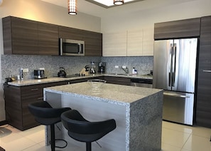 Appartement | Cuisine privée | Grand réfrigérateur, micro-ondes, four, plaque de cuisson