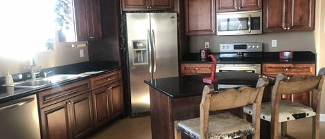 Frigorífico, microondas, horno y placa de cocina