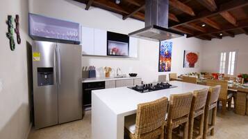 Luxury Villa, Multiple Beds, Non Smoking, City View | Private kitchen | Full-size fridge, microwave, oven, cookware/dishes/utensils