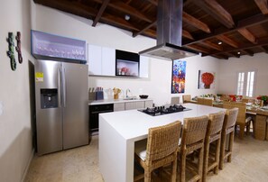 Luxury-Villa, Mehrere Betten, Nichtraucher, Stadtblick | Eigene Küche | Großer Kühlschrank, Mikrowelle, Ofen, Kochgeschirr/Geschirr/Besteck