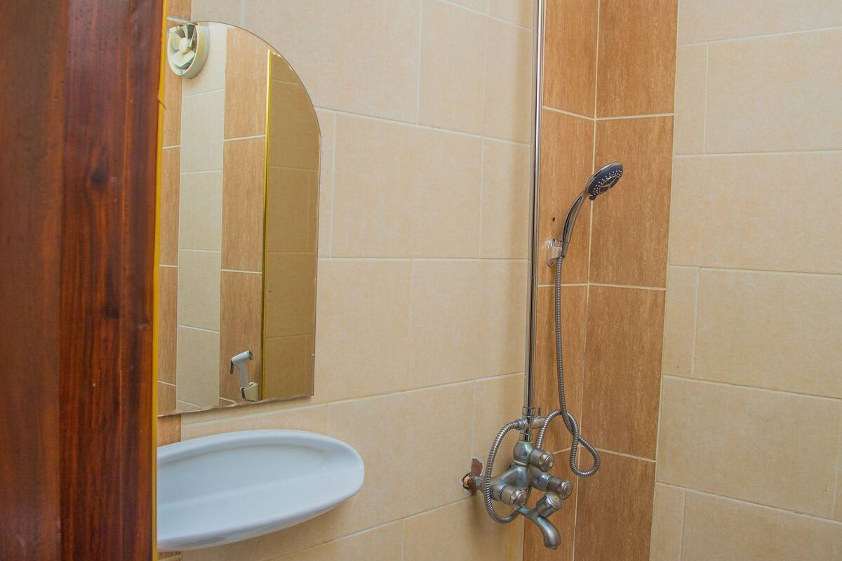 standard room | bathroom | shower, rainfall showerhead, free toiletries, towels