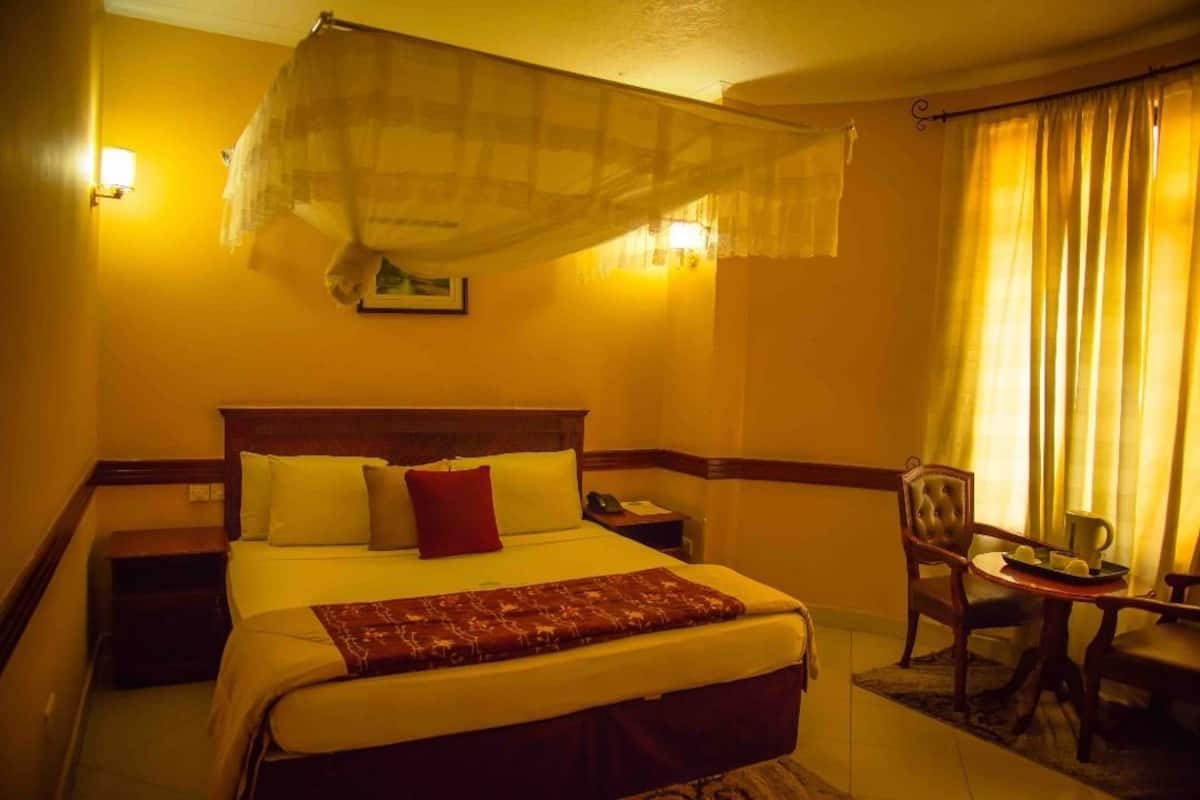 executive room | desk, free wifi, bed sheets