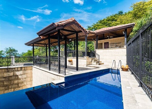 Hồ bơi ngoài trời