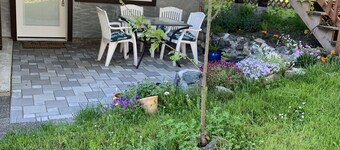 Sweet 1 bedroom ground-level Garden Suite steps away from Cedar Hill trails