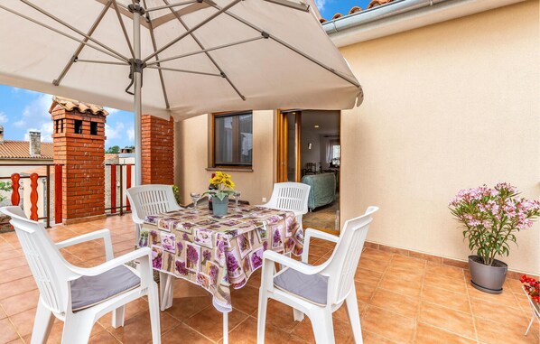 Outdoor dining - 2 bedroom awesome apartment in Pula (Pula)