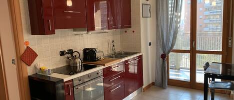 Frigorifero, forno, piano cottura, macchina per tè/caffè