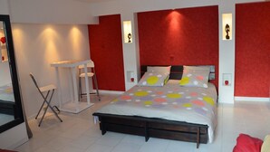 Classic Room, 1 Bedroom | 2 bedrooms, blackout curtains, soundproofing, iron/ironing board - Jardin De Marceau (Blasimon)