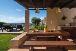 Outdoor dining - Sea Breeze Villa in Zakynthos (Zakynthos)