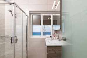Combined shower/tub, hair dryer, slippers, towels