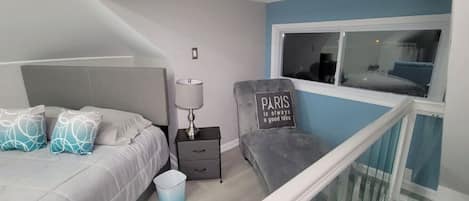 Tabla de planchar con plancha, wifi y ropa de cama