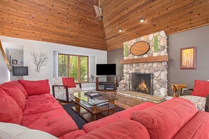 Una Smart TV, una chimenea, un reproductor de DVD