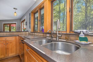 Fridge, microwave, oven, stovetop - Holland Luxury Retreat-not your typical rental! (Holland)