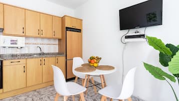 Cafetera o tetera, frigorífico, microondas y placa de cocina