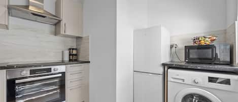 Cafetera y tetera, refrigerador, microondas y horno