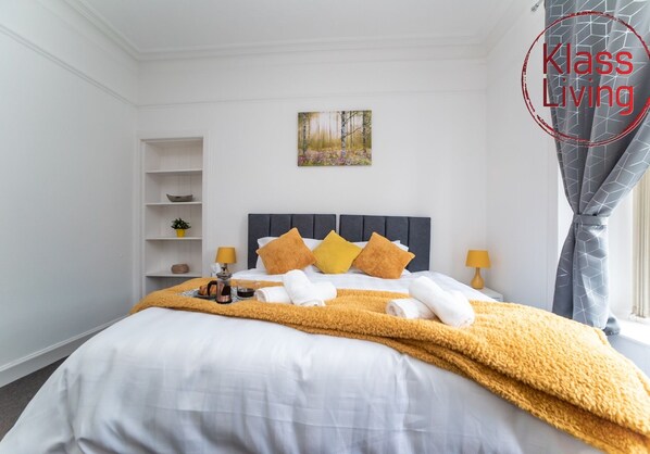 1 chambre, fer et planche à repasser, lit de bébé portatif