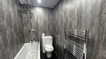 Combined shower/bathtub, free toiletries, hair dryer, towels