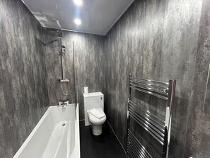Suihkun ja ammeen yhdistelmä, ilmaiset hygieniatuotteet, hiustenkuivaaja