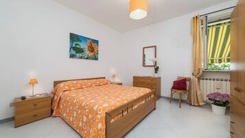 1 bedroom, travel cot, free WiFi, bed sheets