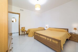 1 chambre, lit parapluie, Wi-Fi gratuit, draps fournis