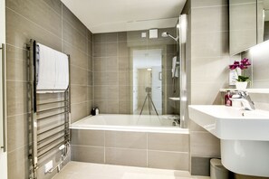Badewanne, Haartrockner, Handtücher