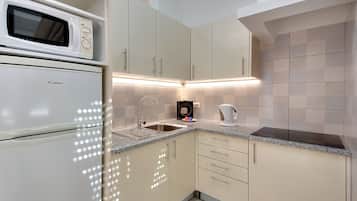Departamento, 1 habitación | Cocina privada | Refrigerador, microondas, parrilla de estufa y cafetera de espresso