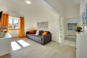 Appartement, 2 chambres | Salle de séjour | Téléviseur ACL
