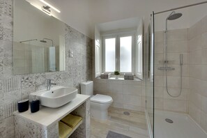 Apartment, 2 Bedrooms | Bathroom | Shower, hair dryer, towels, shampoo