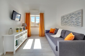 Appartement, 2 slaapkamers | Woonkamer | Een lcd-televisie