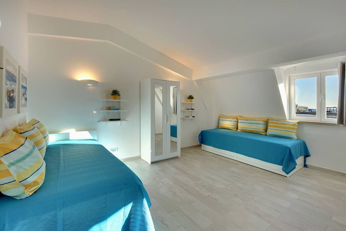 Iron/ironing board, free WiFi, bed sheets