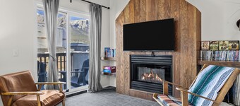 Air Conditioned Mount Rundle View Townhouse - Downtown Canmore