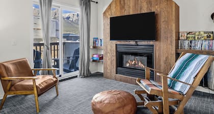 Air Conditioned Mount Rundle View Townhouse - Downtown Canmore