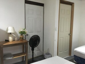 Desk, laptop workspace, free WiFi, bed sheets - Hostel Julieta Rivas (Rivas)