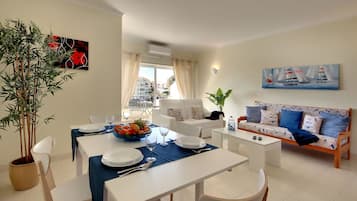 Apartamento, 1 quarto, sacada, vista para o mar | Opções para refeição no quarto