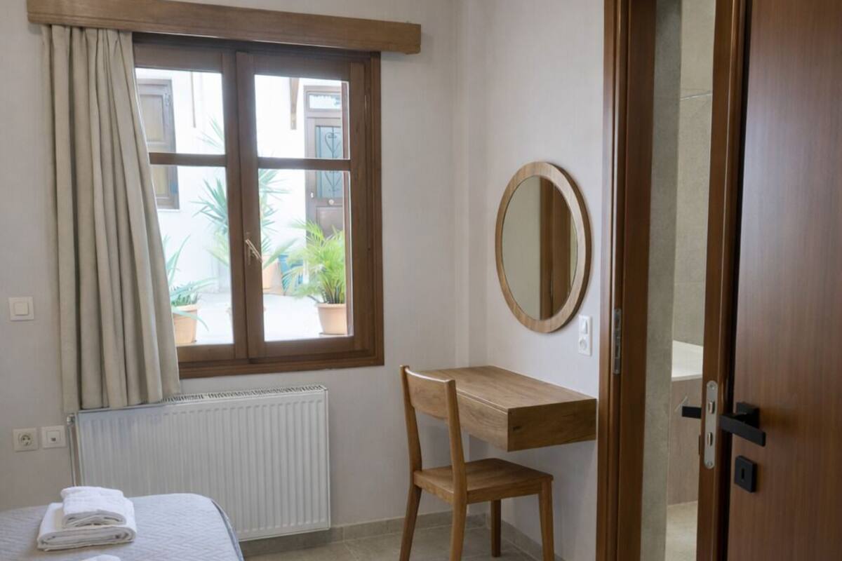 ستائر تعتيم ومكواة/لوح كي وواي فاي مجانًا وملاءات أسرّة