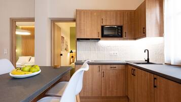Comfort Suite | Private kitchen | Full-sized fridge, oven, stovetop, coffee/tea maker