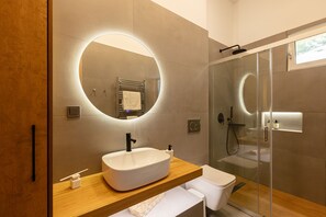 Comfort Suite | Bathroom | Shower, hair dryer, towels - Lilys Apartments (Rethymno)