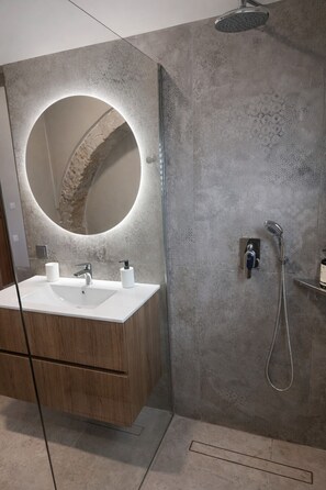Departamento, 1 habitación | Baño | Regadera, secadora de cabello, toallas 