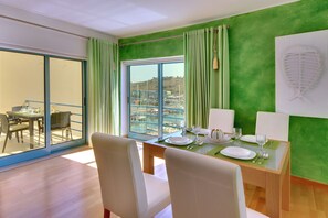 Apartment, 1 Schlafzimmer, Balkon, Blick auf den Jachthafen | Wohnzimmer | LCD-Fernseher